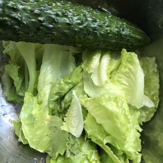 牛油果虾仁沙拉的做法步骤：1