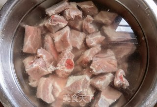 十三香麻辣排骨的做法步骤：1