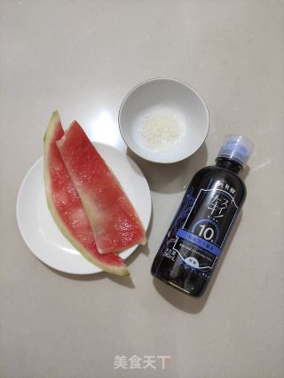 清炒西瓜皮的做法步骤：1