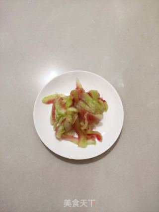 清炒西瓜皮的做法步骤：2