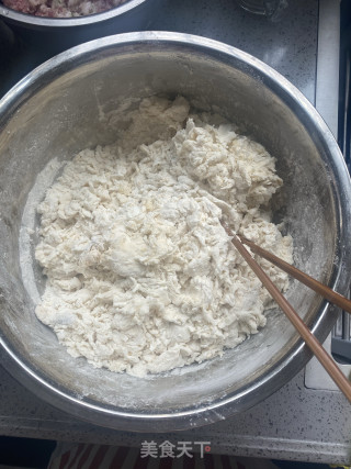 黄瓜猪肉虾皮饺的做法步骤：1