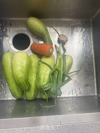 黄瓜猪肉虾皮饺的做法步骤：2