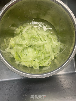 黄瓜猪肉虾皮饺的做法步骤：4