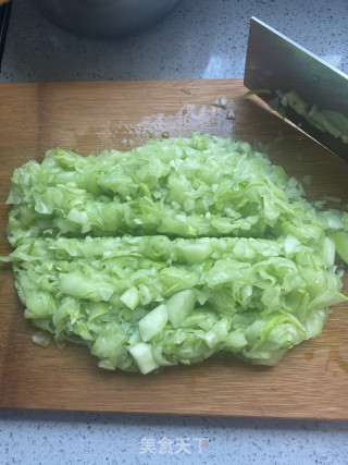 黄瓜猪肉虾皮饺的做法步骤：5