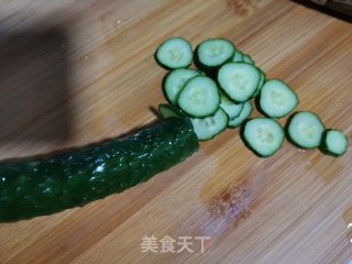 一夜渍黄瓜的做法步骤：1