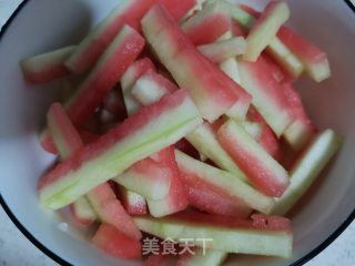 西瓜皮糖的做法步骤：2