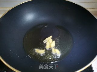 剁辣椒炒鸡的做法步骤：1