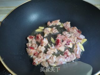 剁辣椒炒鸡的做法步骤：2