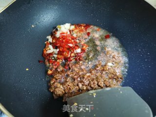 酸豆角炒牛肉的做法步骤：2