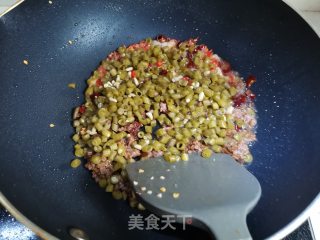 酸豆角炒牛肉的做法步骤：3