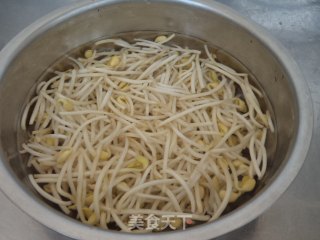 黄豆芽炒鸡蛋的做法步骤：1