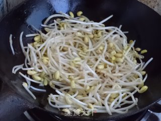 黄豆芽炒鸡蛋的做法步骤：5