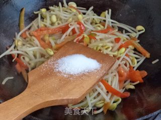 黄豆芽炒鸡蛋的做法步骤：7