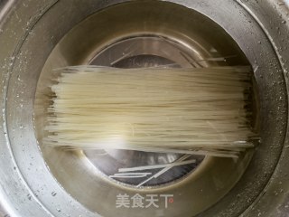 麻辣排骨粉的做法步骤：1