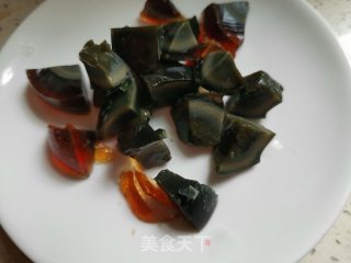 大蒜青辣椒皮蛋的做法步骤：1