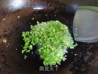 大蒜青辣椒皮蛋的做法步骤：2