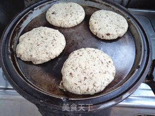 黑豆渣玉米面饼的做法步骤：5