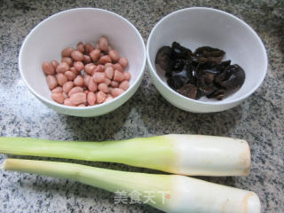 黑木耳花生米拌茭白的做法步骤：1