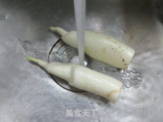 黑木耳花生米拌茭白的做法步骤：2