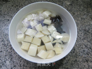黑木耳花生米拌茭白的做法步骤：5
