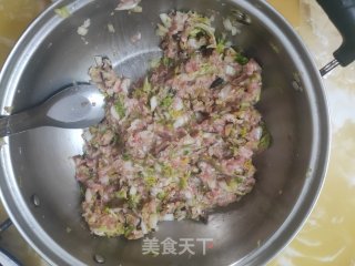 白菜饺的做法步骤：1
