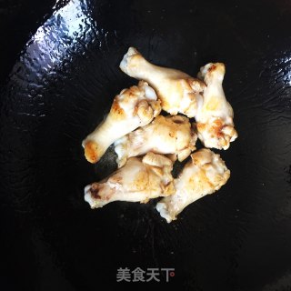 鸡翅根烧鹌鹑蛋的做法步骤：1