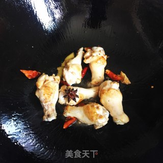鸡翅根烧鹌鹑蛋的做法步骤：2