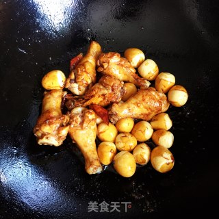 鸡翅根烧鹌鹑蛋的做法步骤：4