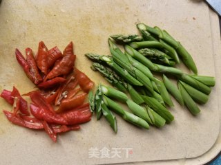 芦笋辣椒炒鸡蛋的做法步骤：1