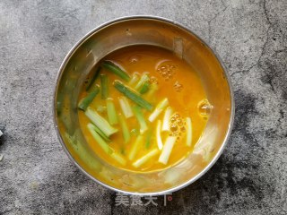芦笋辣椒炒鸡蛋的做法步骤：2