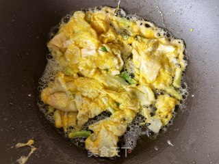 芦笋辣椒炒鸡蛋的做法步骤：4