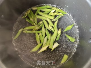 芦笋辣椒炒鸡蛋的做法步骤：5