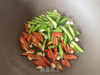 芦笋辣椒炒鸡蛋的做法步骤：7