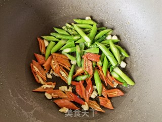 芦笋辣椒炒鸡蛋的做法步骤：8