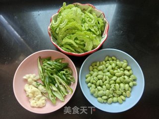 毛豆炒苦瓜的做法步骤：1