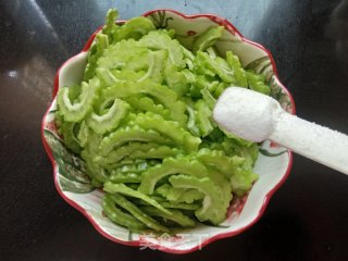毛豆炒苦瓜的做法步骤：2