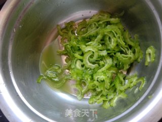 毛豆炒苦瓜的做法步骤：3