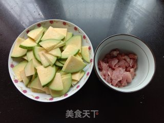 嫩南瓜炒肉的做法步骤：1