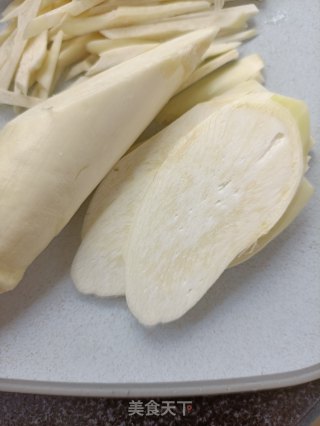茭白炒乌鸡蛋的做法步骤：1