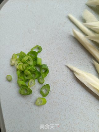 茭白炒乌鸡蛋的做法步骤：2