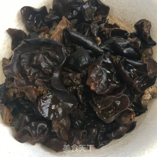 五花肉炒西兰花的做法步骤：2