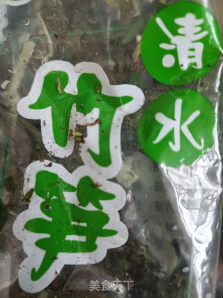 腌竹笋烧肉的做法步骤：1