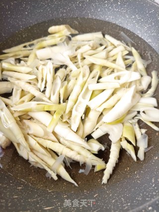 腌竹笋烧肉的做法步骤：3