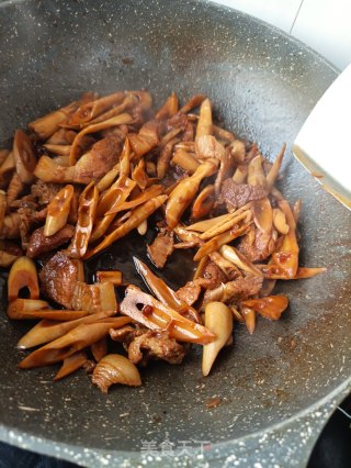 腌竹笋烧肉的做法步骤：25