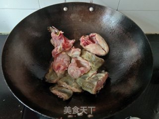 红烧鲶鱼的做法步骤：2