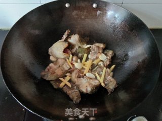 红烧鲶鱼的做法步骤：4