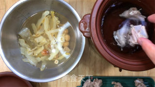 花胶玉竹螺肉排骨汤，每日一碗靓汤，滋养补虚，润肤养颜。的做法步骤：6