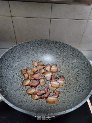 腊肉炒马蹄笋的做法步骤：2