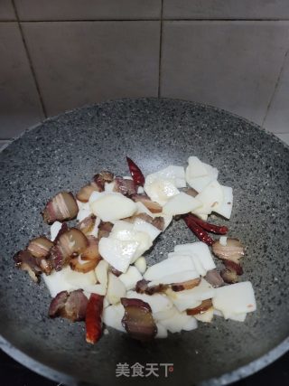 腊肉炒马蹄笋的做法步骤：4