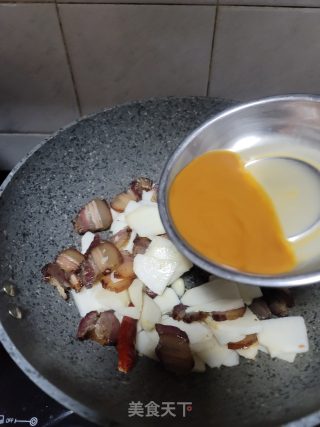 腊肉炒马蹄笋的做法步骤：5